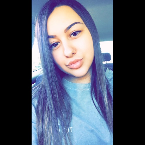 Meet your Posher, Nicole - Picture 1 of 1